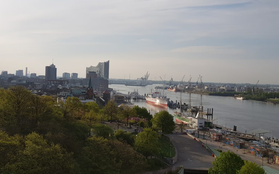 Hamburger Hafen mit der Elbphilharmonie